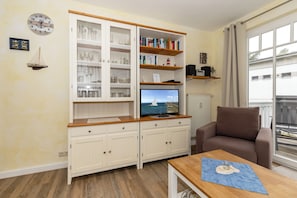 Fernseher, DVD-Player, Bücher, Stereoanlage