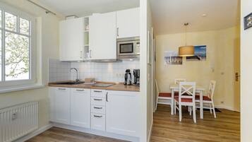 Refrigerador, microondas, placa de cocina, lavavajillas