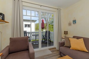 TV, DVD player, books, stereo