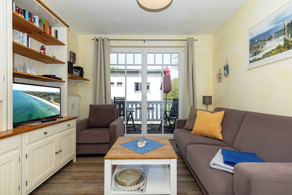 Fernseher, DVD-Player, Bücher, Stereoanlage