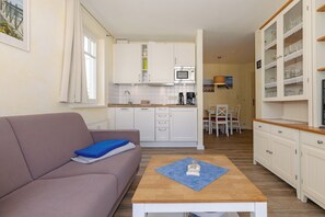 TV, DVD player, books, stereo