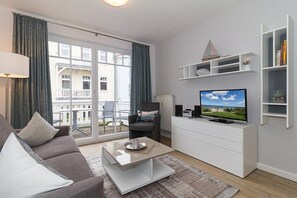 TV, books, stereo - Tolle Ferienwohnung für Zwei mit Balkon Nach Osten - nur 400 m zum Ostseestrand! (Ostseebad Kühlungsborn)