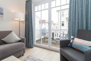 TV, books, stereo - Tolle Ferienwohnung für Zwei mit Balkon Nach Osten - nur 400 m zum Ostseestrand! (Ostseebad Kühlungsborn)