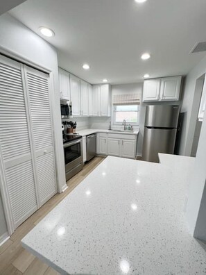 Fridge, microwave, oven, stovetop - Fully Renovated Condo Punta Gorda 4B (Punta Gorda)