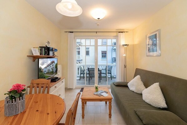 TV, DVD player, books, stereo