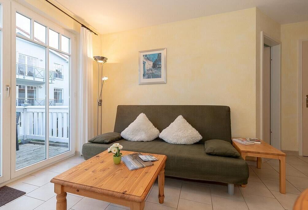 TV, lettore DVD, libri, impianto stereo