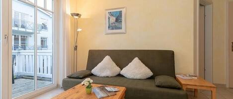 TV, lettore DVD, libri, impianto stereo