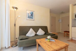 Een televisie, een dvd-speler, boeken en een stereo