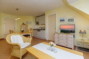 Una televisión, un reproductor de DVD, libros, un reproductor estéreo