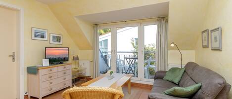 Fernseher, DVD-Player, Bücher, Stereoanlage