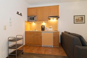 Jääkaappi, mikroaaltouuni, liesi, kahvin-/teenkeitin