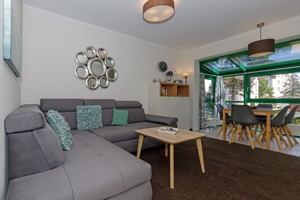 Télévision, livres, chaîne hi-fi