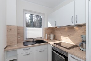 Réfrigérateur, four, lave-vaisselle, cafetière/bouilloire