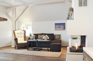 Fernseher, Kamin, DVD-Player, Bücher