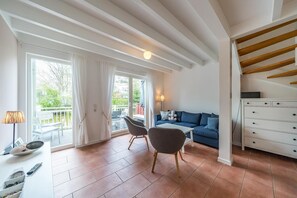 TV, fireplace, DVD player, books - Exklusives Ferienhaus am Meer mit Terrasse am Wasser, Balkon, Sauna & Kaminofen (Nordseeheilbad Schillig)