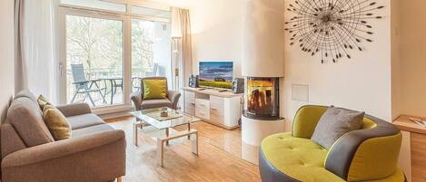 Fernseher, Kamin, Stereoanlage