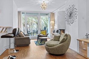 Télévision, cheminée, chaîne hi-fi