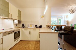 Fridge, microwave, oven, stovetop - Ferienapartment mit Fußbodenheizung, Kaminofen und Balkon - nur 150 m zum Strand (Ostseebad Binz)