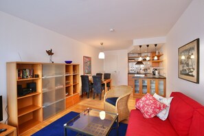 TV, DVD player, books, stereo - Tolles Ferienapartment mit Balkon mit Meerblick, Brandungsrauschen & Strandkorb (Nordseeheilbad Wangerooge)
