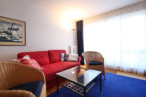Fernseher, DVD-Player, Bücher, Stereoanlage