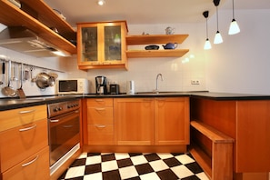 Kühlschrank, Mikrowelle, Ofen, Herdplatte
