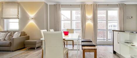 Fernseher, DVD-Player, Bücher, Stereoanlage