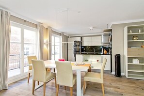 Dining - Exklusive, Hochwertige Ferienwohnung an der Ostsee mit Komfort-küche und Balkon (Ostseebad Kühlungsborn)