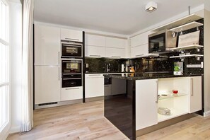 Geladeira, fogão, cooktop, lava-louças