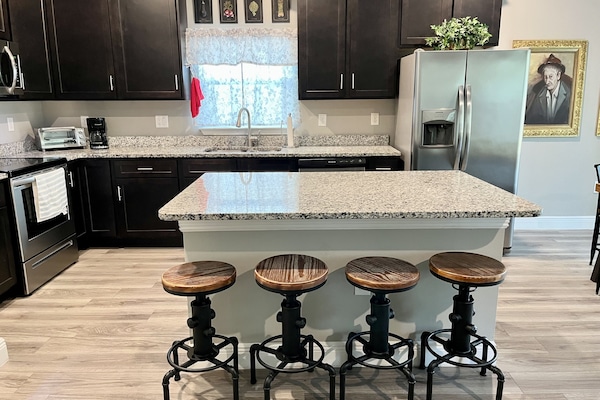 Een koelkast, een microgolfoven, een oven, een vaatwasser