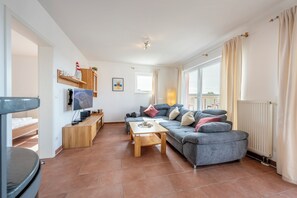 Tv, pejs, dvd-afspiller, bøger