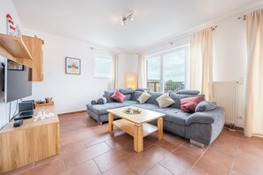 TV, fireplace, DVD player, books - Schönes Penthouse-apartment am Nordseedeich mit Toller Dachterrasse & Kaminofen (Nordseeheilbad Schillig)