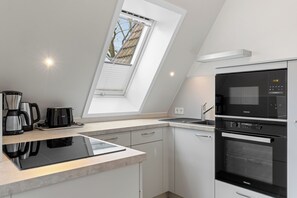 Fridge, microwave, oven, stovetop - Exklusives, Hochwertiges Ferienapartment mit Zwei Balkonen - nur 60 m zum Strand (Ostseebad Kühlungsborn)