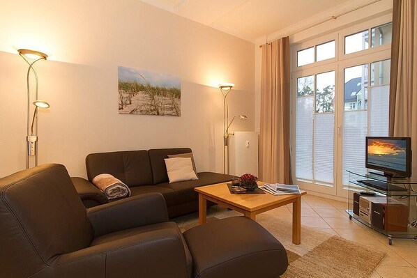 TV, DVD player, books, stereo