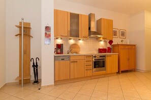 Fridge, microwave, oven, stovetop - Schöne Ferienwohnung an der Ostsee mit Terrasse, Saunabereich und Pool im Haus! (Ostseebad Kühlungsborn)