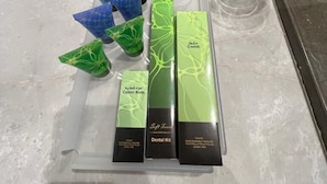 A dental care kit with cotton buds and a comb. - Zaha Taiba Hotel (Madinah)