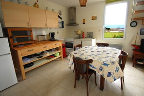 Fridge, microwave, oven, stovetop - Quiet house facing the sea (Plougasnou)