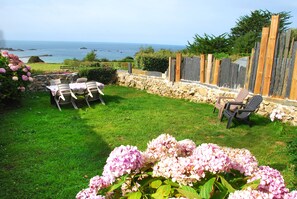 Outdoor dining - Quiet house facing the sea (Plougasnou)