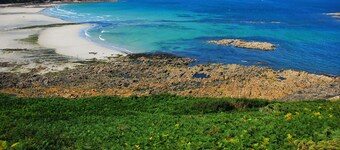 Quiet house facing the sea