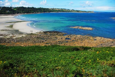 Quiet house facing the sea