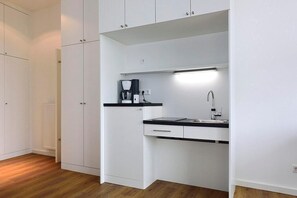 Kühlschrank, Herdplatte, Wasserkocher mit Kaffee-/Teezubehör, Toaster