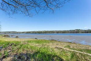 Beach towels - Tides' Reach - Private Waterfront King Beds (Orland)