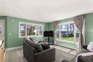 Smart TV, DVD player, video library, computer monitors - Tides' Reach - Private Waterfront King Beds (Orland)