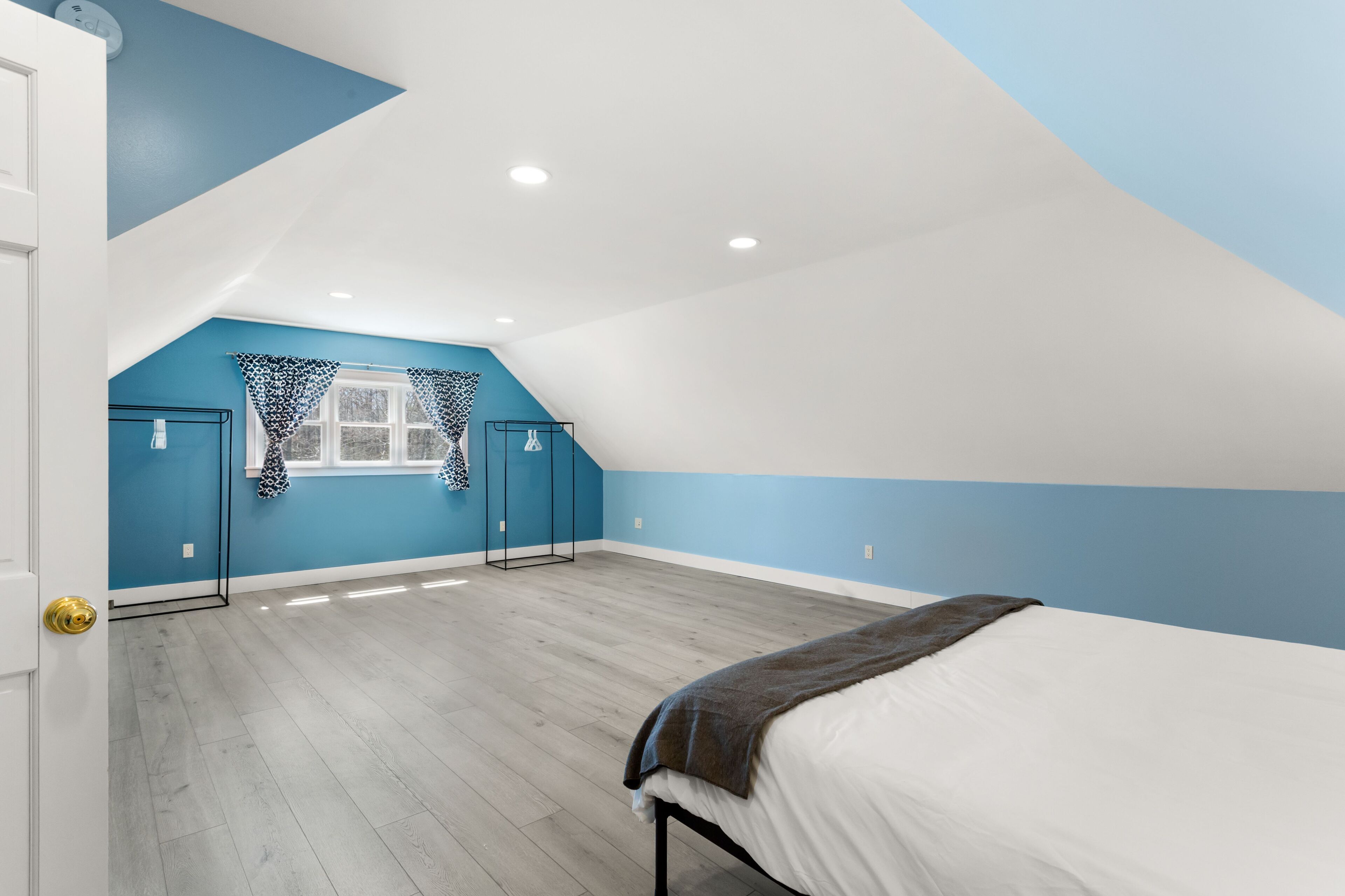 4 chambres, bureau, fer et planche à repasser, lit de bébé portatif