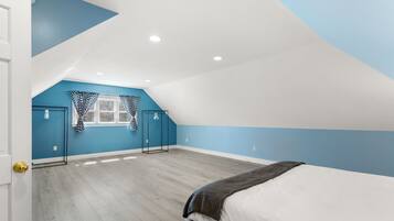 4 chambres, bureau, fer et planche à repasser, lit de bébé portatif