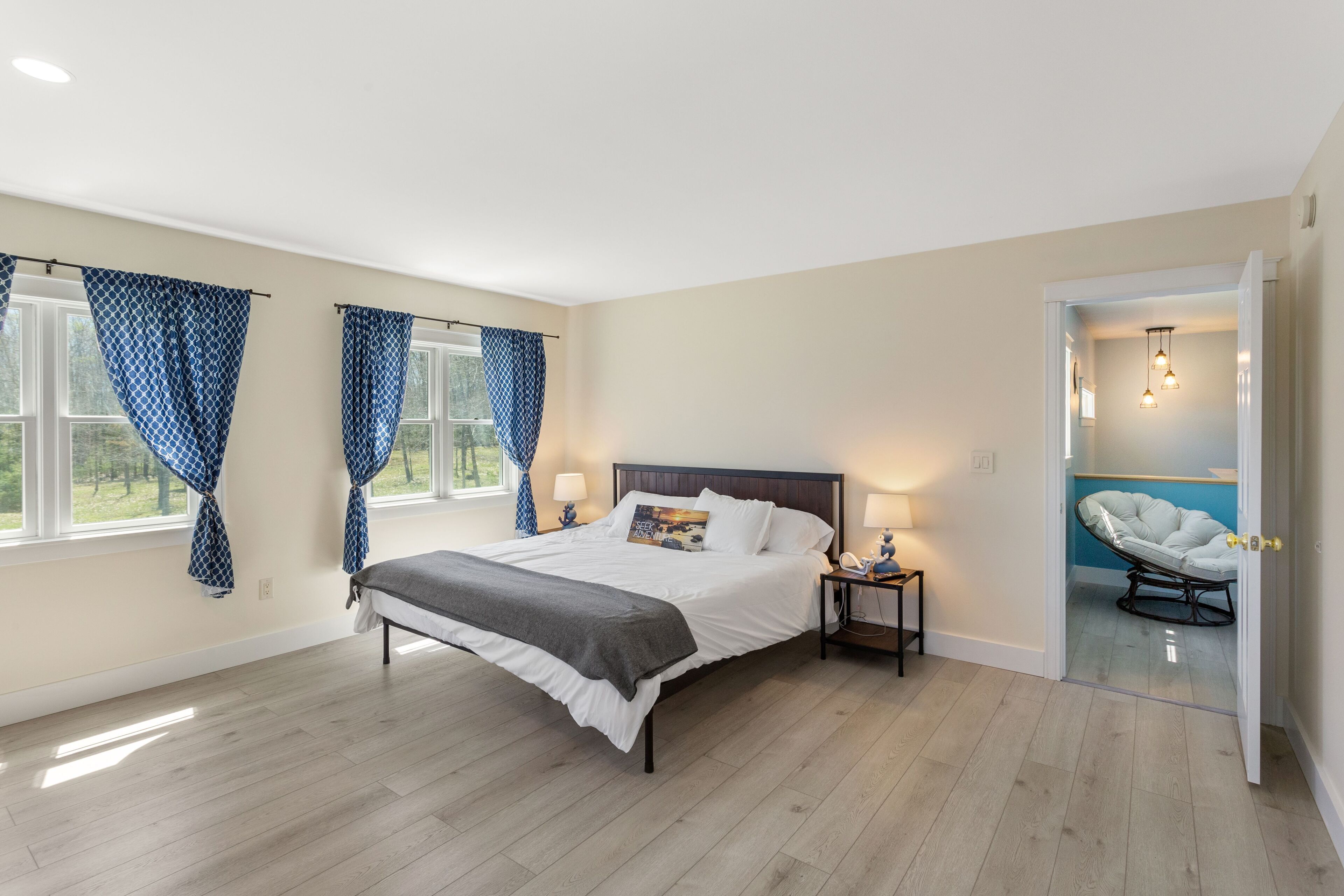 4 bedrooms, desk, iron/ironing board, travel crib