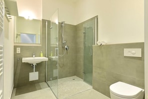 Een douche, een haardroger, handdoeken