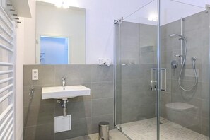 Dusche, Haartrockner, Handtücher