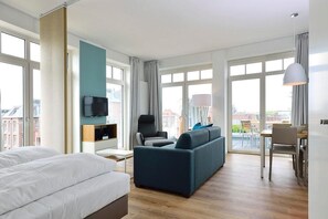 Een televisie, boeken en een stereo