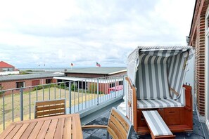 Outdoor dining - Modernes Familienapartment am Inselstrand mit Meerblick, Balkon und Strandkorb! (Nordseeheilbad Wangerooge)