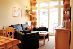 TV, DVD player, livros, aparelho de som